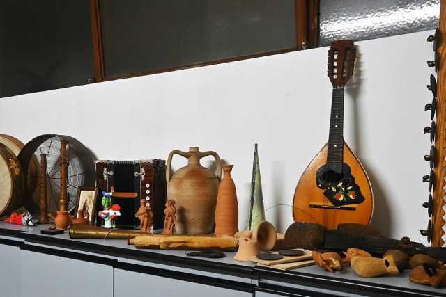 Dal "ci�le" allo "azzebb�nne": a Bari un'associazione conserva 500 antichi strumenti musicali